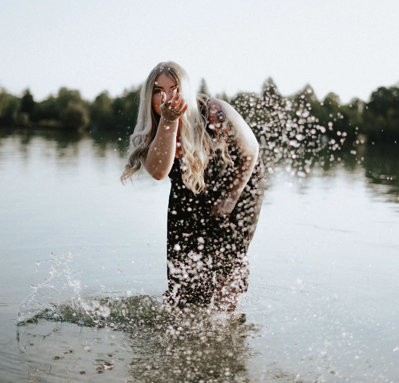 Frau im Wasser mit Wasserspritzern